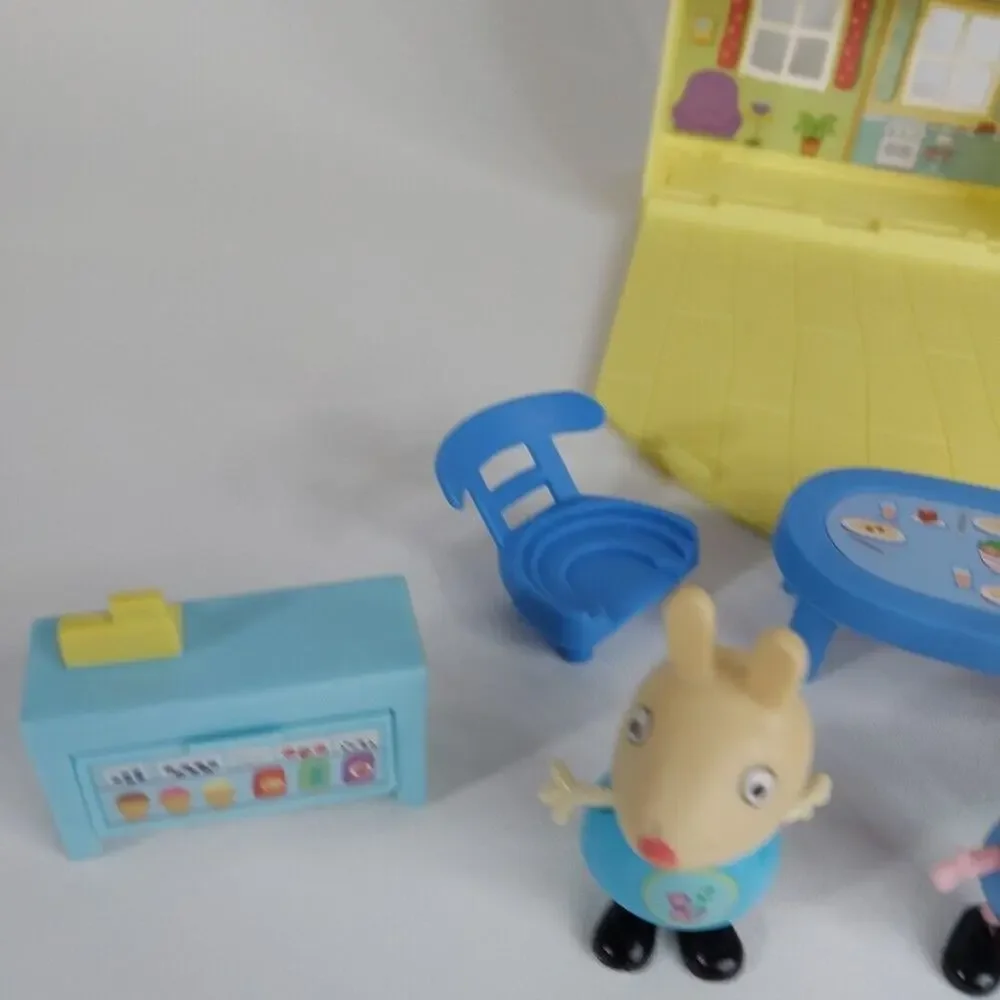 Small Fold‎ Up And Take Peppa House With Figures And Accesories Peppa Pig Family